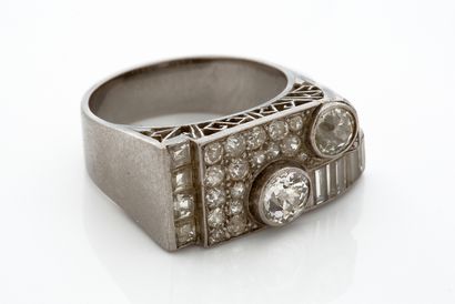 null BAGUE « ART DÉCO »
Diamants ronds taille ancienne, calibrés et baguettes
Platine...