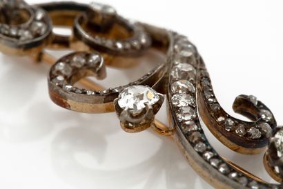 null BROCHE « VOLUTES »
Diamants tailles ancienne et rose
Argent (<800) et or 18k...