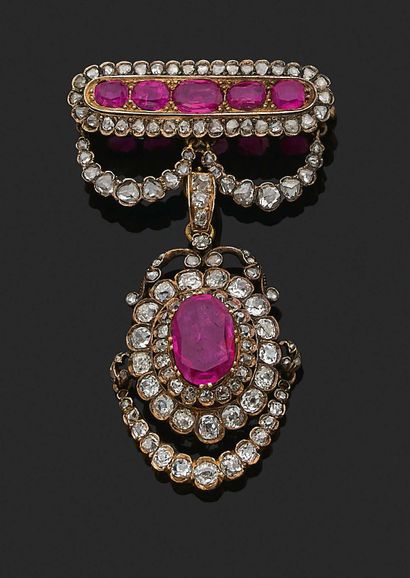 null 
BROOCH "FRONT OF THE BODICE



Ruby and old cut diamonds and roses



18k (750)...