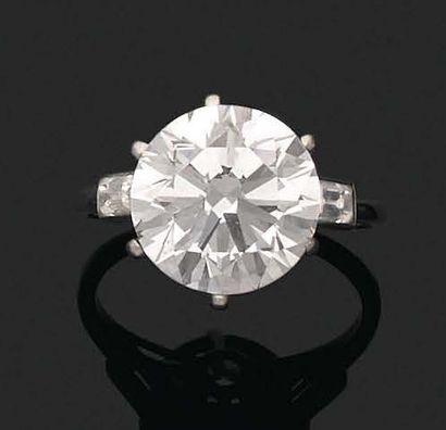 null BAGUE « DIAMANTS »
Diamant rond taille brillant et diamants taille baguette
Platine...