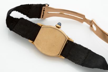 CARTIER 
"Turtle" watch

Ladies' wristwatch 

18k (750) gold tonneau case

Mechanical...