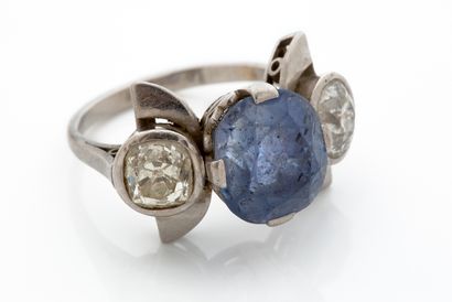 null BAGUE « SAPHIR »
Saphir ovale épaulé de deux diamants taille ancienne
Vers 1935
Platine...