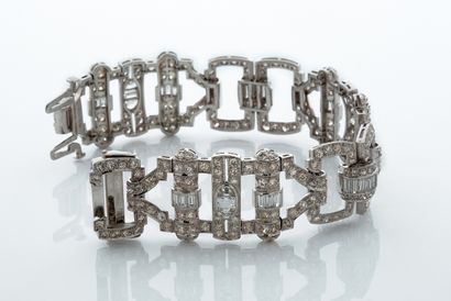 null BRACELET « DIAMANTS »
Diamants tailles huit huit, fantaisie et baguette
Platine...
