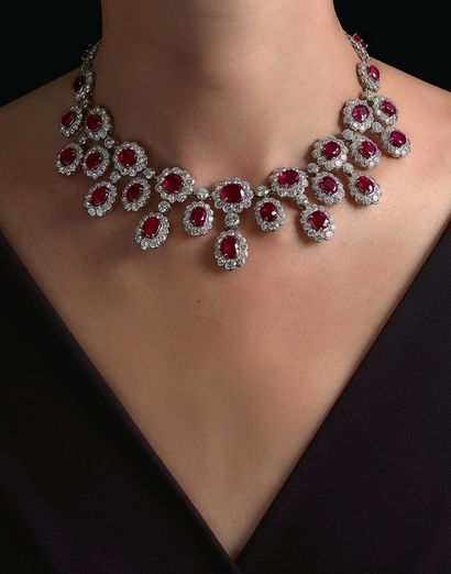 CHAUMET 
帘子 "项链

椭圆形和枕形红宝石，圆形钻石

铂金 (950)

有签名和编号的作品，约1980年

L. : 36.5 cm approx...