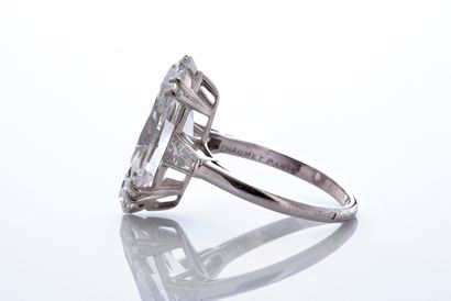 CHAUMET BAGUE « DIAMANTS »
Diamant forme navette taille ancienne, diamants trapezes
Platine...
