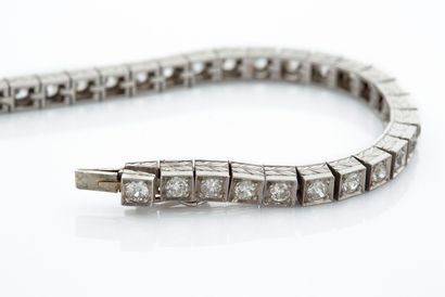 null BRACELET « LIGNE »
Diamants taille ancienne
Platine (950)
L. : 18 cm - Pb. :...