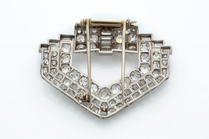 null IMPORTANT CLIP « ÉCUSSON »
Diamants taille ancienne et baguettes
Platine (850),...