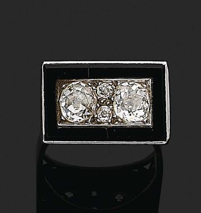 null BAGUE « ART DÉCO »
Onyx, diamants taille ancienne
Platine (950)
Td. : 50/Pd....