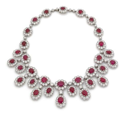 CHAUMET 
帘子 "项链

椭圆形和枕形红宝石，圆形钻石

铂金 (950)

有签名和编号的作品，约1980年

L. : 36.5 cm approx...