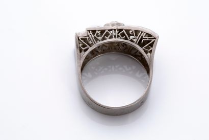 null BAGUE « ART DÉCO »
Diamants ronds taille ancienne, calibrés et baguettes
Platine...