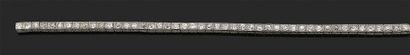 null BRACELET « LIGNE »
Diamants taille ancienne
Platine (950)
L. : 18 cm - Pb. :...
