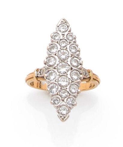 BAGUE « NAVETTE » Diamants ronds taille brillant...