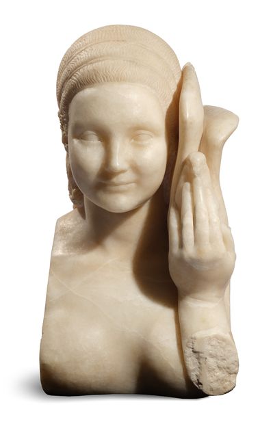 Pierre TRAVERSE (1892-1979) 
Buste de femme à la colombe

Light beige alabaster,...