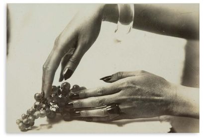 JACQUES HENRI LARTIGUE (1894 - 1986) « La main aux raisins », photographie originale...