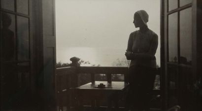 JACQUES HENRI LARTIGUE (1894 - 1986) « Renée Perle devant la fenêtre », photographie...