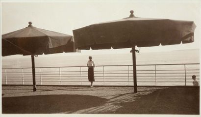 JACQUES HENRI LARTIGUE (1894 - 1986) « Renée sous les deux grands parasols », photographie...