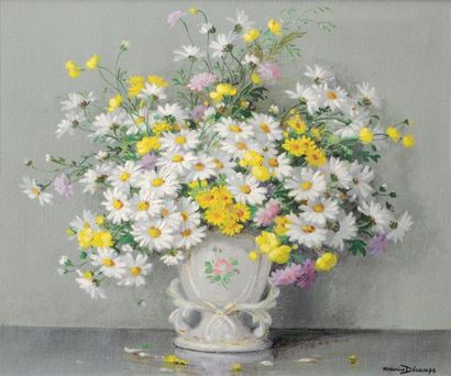 Maurice DECAMPS (1892-1953) Marguerites dans un vase de porcelaine Huile sur toile....