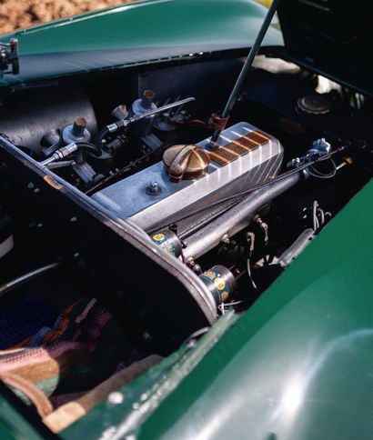 1947 H.R.G. 1500 AERODYNAMIC 
法国收藏家的执照

底盘编号W.106



45辆HRG空气动力车中的一辆。

丰富的历史记录

标志性的英国跑车

轻松而强大的辛格1500发动机

非常好的条件和运行秩序



HRG工程公司，也被称为HRG，是一家位于萨里郡托尔沃特的英国汽车制造商。该品牌于1936年由爱德华-哈福德少校创立，伴随着盖-罗宾斯和亨利-罗纳德-戈弗雷，他们选择以他们名字的首字母命名。1938年，该公司宣布推出1,100厘米3车型，轴距更短，采用顶置凸轮发动机。尽管第二次世界大战暂时中断了生产，但到解放时，董事们已经有了为他们挑剔的客户提供更强大，尤其是更现代的汽车的雄心。HRG使用他们1930年代的底盘和发动机，开始生产空气动力车，这是他们短暂历史中最成功的车型之一。共生产了241辆HRG，其中只有45辆是1500型空气动力车!今天，据估计只有20辆幸存下来，其中许多已不再有原来的车身。这里展示的HRG...