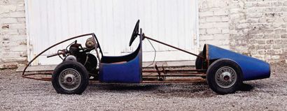 Circa 1955 JOUET À MOTEUR 
手工制作的电动儿童模型

管状底盘上的金属板车身，无可比拟的青铜色。

玛莎拉蒂250 F或法拉利500 ...
