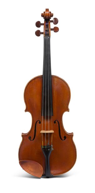 由Annibale Fagnola于1910年在都灵制造的特殊小提琴，带有原始标签。
桌子顶部有轻微的修复。状况极佳。背面有355毫米。
配有银色乌木安装的琴盒和琴弓，仿照Peccatte的模式。...