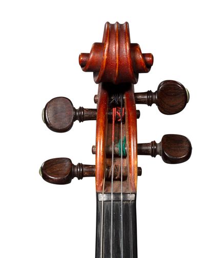 null 皮埃尔-加吉尼在尼斯制造的漂亮的小提琴，有原始的标签和铁制的标记。
状况极佳。背面是359毫米。