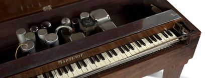 null Ondes musicales Martenot
Meuble en bois clair sur quatre pieds, clavier à ruban...
