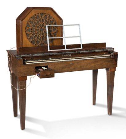 null Ondes musicales Martenot
Meuble en bois clair sur quatre pieds, clavier à ruban...