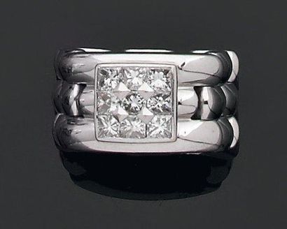 CHAUMET "Khesis" Bague anneau souple composé trois rangs articulés en or gris ornée...
