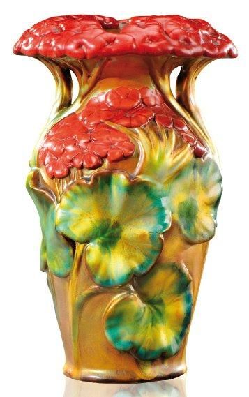 VILMOS ZSOLNAY (1840-1900) Rare vase en céramique irisée polychrome à décor en relief...