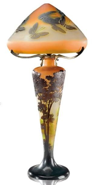 EMILE GALLE (1846-1904) Importante lampe en verre multicouche à piétement de forme...