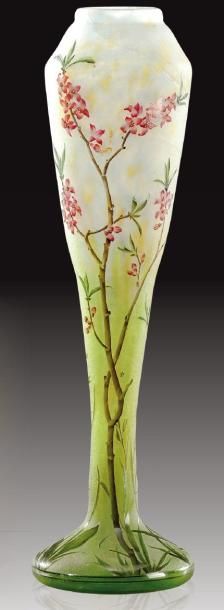 DAUM NANCY Vase de forme balustre en verre multicouche à décor dégagé à l'acide et...