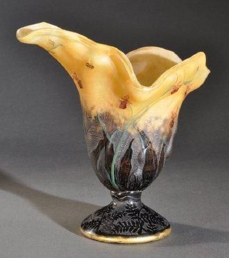 DAUM NANCY Exceptionnel vase modèle «Hanap Orchis mouches et abeille» de forme lancéolée...