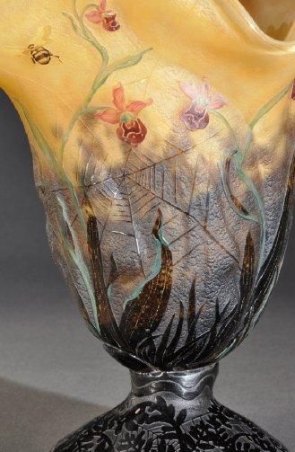 DAUM NANCY Exceptionnel vase modèle «Hanap Orchis mouches et abeille» de forme lancéolée...