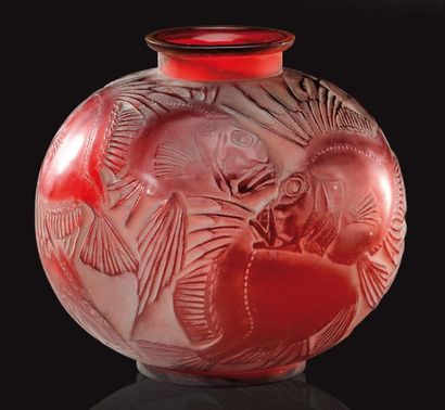 RENE LALIQUE (1860-1945) Rare vase «Poissons» de forme ovoïde à col évasé en verre...