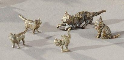 null BRONZE DE VIENNE Suite de cinq chats miniatures. Fonte ancienne. Vers 1890-1900....