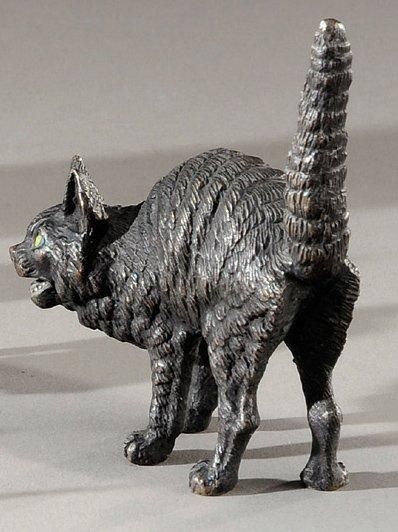 null BRONZE DE VIENNE Grand chat feulant à patine noire. Fonte ancienne. Vers 1890-1900....