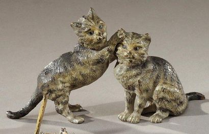 null BRONZE DE VIENNE Couple de chats. Fonte ancienne. Vers 1890-1900. H: 6 cm