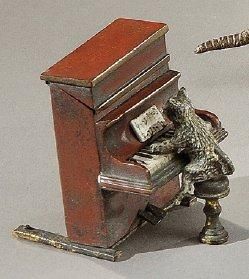 null BRONZE DE VIENNE Chat au piano. Fonte ancienne. Vers 1890-1900. H: 6 cm