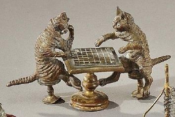 null BRONZE DE VIENNE Chat aux échecs. Fonte ancienne. Vers 1890-1900. H: 6.5 cm