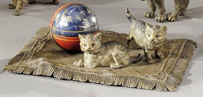 null BRONZE DE VIENNE Deux chats sur un tapis faisant encrier. Fonte ancienne. Vers...