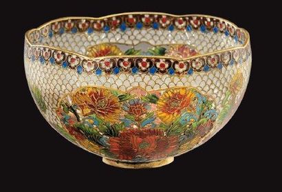 TRAVAIL FRANCAIS 1900 Coupe en verre polychrome cloisonné à décor de motifs floraux....