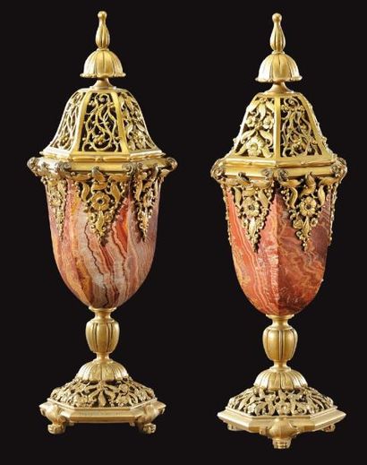 HOYOIS EDITEURS Paire de brûle-parfum en bronze doré et marbre rouge. Marqués «Hoyois...
