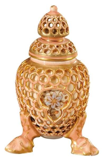 VILMOS ZSOLNAY (1840-1900) Petit pot couvert tripode en céramique émaillée à décor...