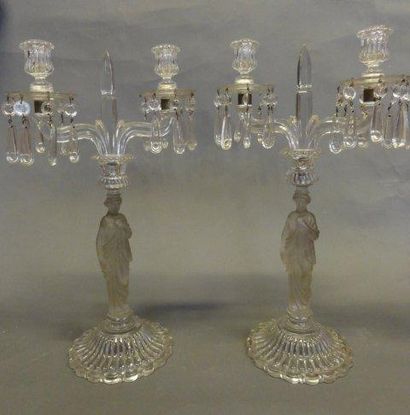 Dans le goût de Baccarat Paire de chandelier à pampilles en verre moulé, à décor...
