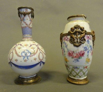 null Lot de 2 vases en porcelaine fine à décor polychrome de fleurs et guirlandes,...