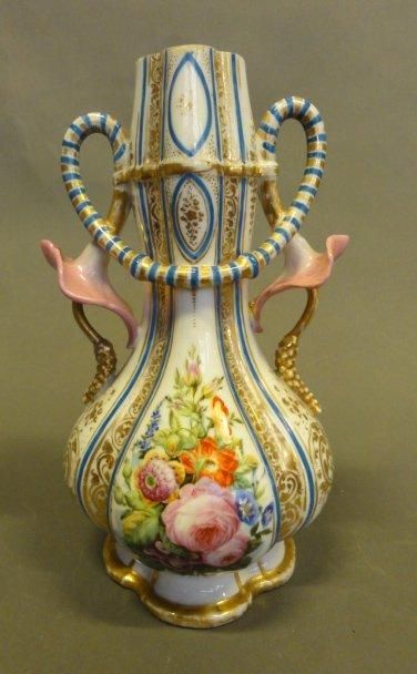 null Vase à anses, en porcelaine polychrome à décor de bouquet de fleurs