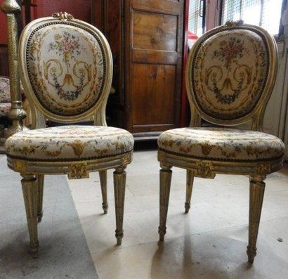 null Paire de chaises médaillon en bois laqué de style Louis XVI garniture petit...