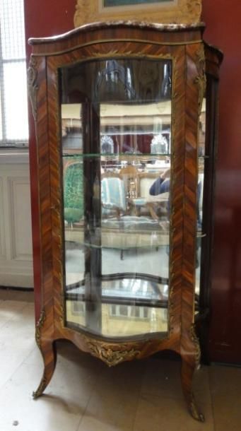 null Vitrine galbée, trois pans vitrés plateau marbre brèche de style Louis XV