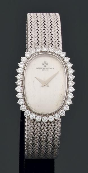 VACHERON CONSTANTIN Vers 1970 Montre bracelet de dame en or gris. Cadran argent de...