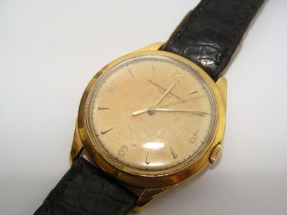 VACHERON CONSTANTIN Vers 1960 Montre bracelet en or jaune, cadran champagne, caractères...